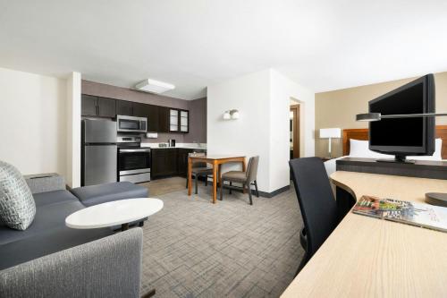ein Wohnzimmer mit Couch und ein Esszimmer in der Unterkunft Residence Inn Des Moines West at Jordan Creek Town Center in West Des Moines