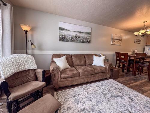 ein Wohnzimmer mit Sofa und Tisch in der Unterkunft Beautiful Inn Building Updated Condo 211 in Garden City