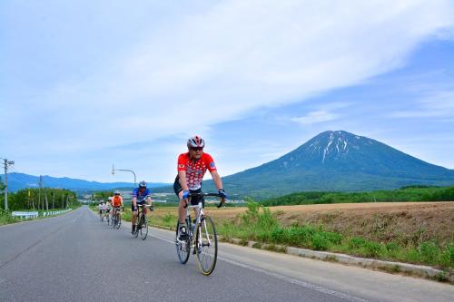 um grupo de pessoas andando de bicicleta por uma estrada em Hinzan em Kutchan