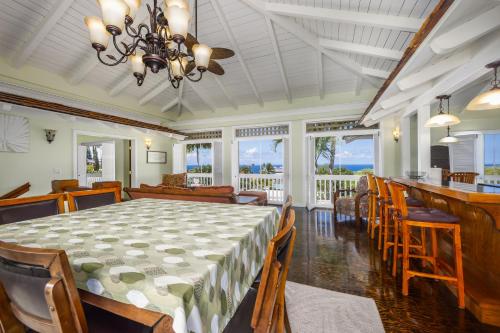 a dining room with a table and chairs at Kona Penthouse 2 Bedroom, Relax and Unwind Aloha Style in Kailua-Kona
