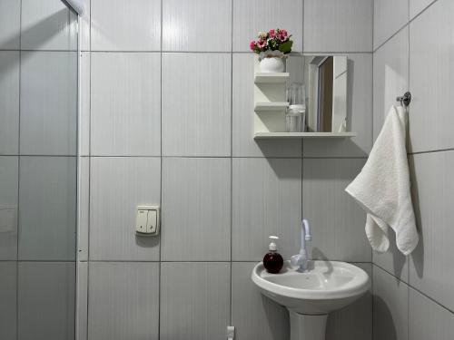 a white bathroom with a sink and a toilet at CASA SUZENA - Penha SC a 300 metros do Beto Carrero e Praias in Penha