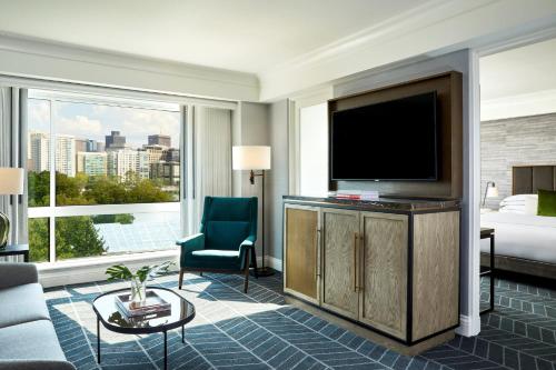 ケンブリッジにあるKimpton Marlowe by IHGのテレビとベッドがあるホテルの部屋