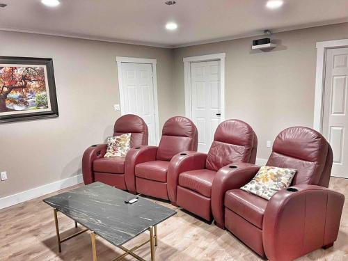 a waiting room with red leather chairs and a table at Family Retreat Prime Location in Decatur in Decatur