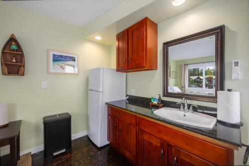 Dapur atau dapur kecil di Kona Polynesian Studio Apt, Where Seagrass Sways