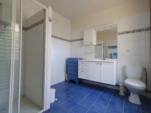 une salle de bain avec toilettes et lavabo dans l'établissement Spacieuse Maison 10 Pers Animaux Permis Proche Plage et Forêt - FR-1-476-231, à LʼAiguillon-sur-Mer