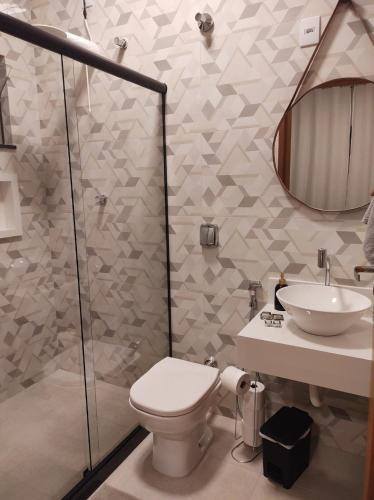 a bathroom with a toilet and a sink at Apartamento novo em São Lourenço in São Lourenço