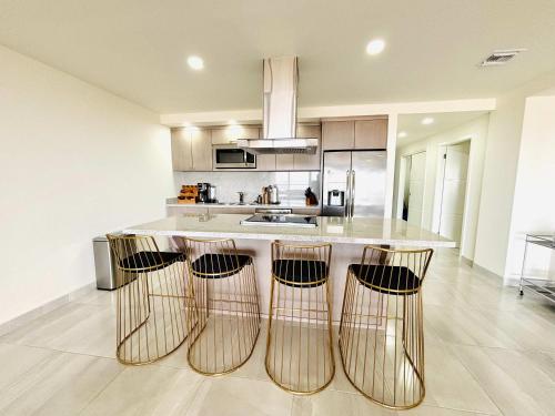 Una cocina o zona de cocina en Beachfront Apartment with 3 BR 2 BA with pool