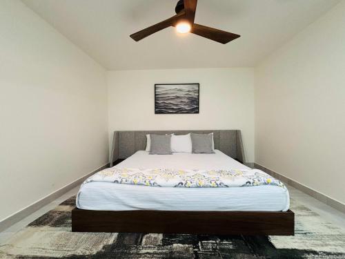 Cama o camas de una habitación en Beachfront Apartment with 3 BR 2 BA with pool