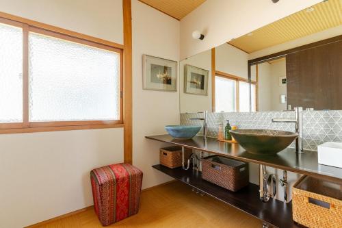 Un baño con dos lavabos y un espejo grande. en 潮宿enjoykeys A private rental space with a Japanese garden, en Higashiōsaka
