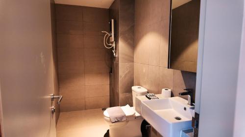 Ένα μπάνιο στο Paxtonz 2 BR Suites,1Utama,IKEA Damansara,SEGi,Desa Park
