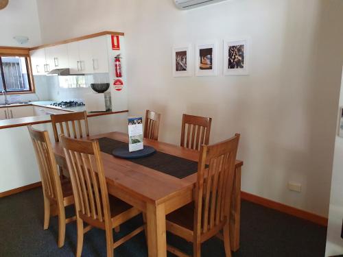 Η κουζίνα ή μικρή κουζίνα στο Banksia Hideaway Kgari