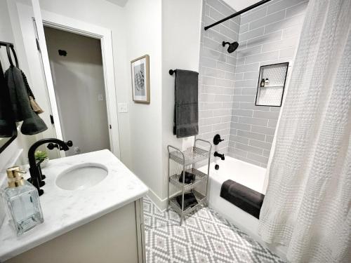 Ένα μπάνιο στο Elegant Family Home near Downtown