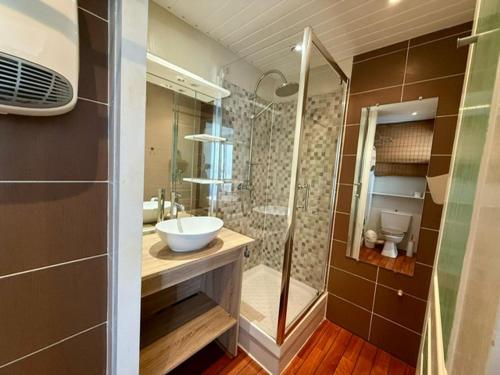 une salle de bain avec un lavabo et une douche dans l'établissement Appartement au bord de la mer avec parking à Saint-Hilaire-de-Riez - FR-1-652-55, à Saint-Hilaire-de-Riez