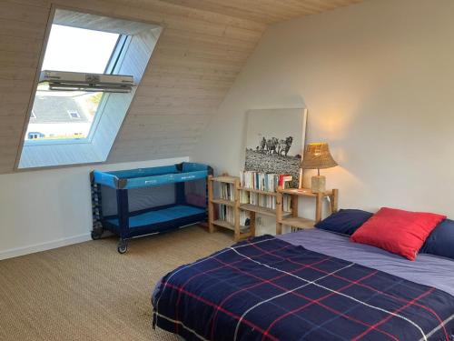 une chambre avec un lit bleu et une fenêtre dans l'établissement Villa contemporaine spacieuse proche de Sauzon avec jardin - FR-1-418-265, à Sauzon