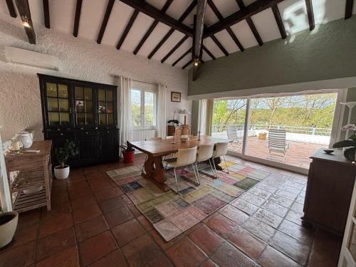 une salle à manger avec une table et une grande fenêtre dans l'établissement Grande maison basque avec terrasse et parking à Ciboure - FR-1-239-1113, à Ciboure