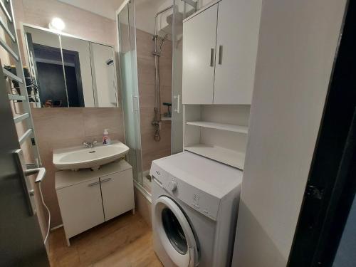 une salle de bain avec une machine à laver et un lavabo dans l'établissement Studio rénové Argelès-sur-Mer proche plages avec piscine - FR-1-776-134, à Argelès-sur-Mer