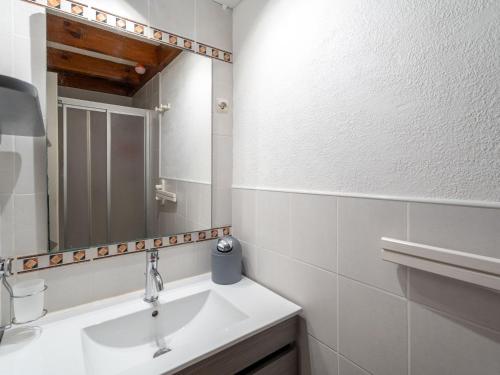 une salle de bain blanche avec un lavabo et un miroir dans l'établissement Appartement duplex à deux pas de l'océan pour 4 personnes, cour privée, ménage inclus - FR-1-319-600, à Biscarrosse