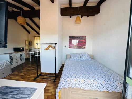 une chambre avec un lit dans une pièce dans l'établissement Studio charmant à Collioure - Résidence sécurisée - FR-1-309-505, à Collioure
