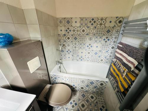 La petite salle de bains est pourvue de toilettes et d'une baignoire. dans l'établissement Studio charmant à Collioure - Résidence sécurisée - FR-1-309-505, à Collioure