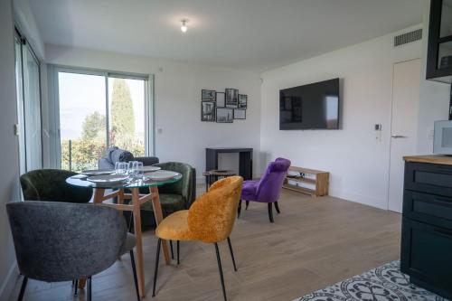 une salle à manger avec une table et des chaises dans l'établissement GuestReady - Nature Escape in Nice, à Nice