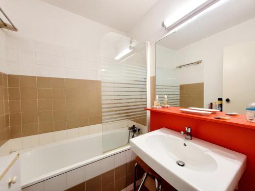 une salle de bain avec une baignoire blanche et un lavabo dans l'établissement Beau studio cabine avec parking et climatisation, idéal pour 4 personnes - FR-1-794-161, à Canet