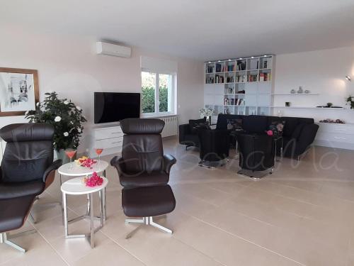 a waiting room with black chairs and a flat screen tv at Alquiler de espaciosa casa en privilegiada zona residencial cercana a Roses y Empuriabrava - ES-366-9 in Palau-Saverdera
