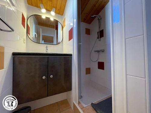 une salle de bain avec un lavabo, un miroir et une douche dans l'établissement Gîte familial à Talmont-Saint-Hilaire avec cour privée - FR-1-426-579, à Saint-Hilaire-de-Talmont