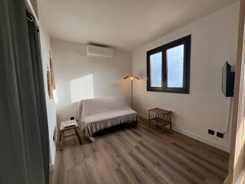 une chambre avec un lit et une fenêtre dans l'établissement Villa T3 rénovée, 4 pers, face mer, clim, WiFi, Port Leucate - FR-1-81-633, à Port-Leucate