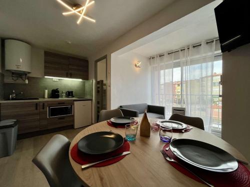 une table de salle à manger avec des chaises et une cuisine dans l'établissement Studio cabine - 4 pers - Près de la plage - Cap d'Agde - FR-1-249-428, au Cap d'Agde
