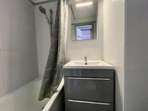 une salle de bain avec un lavabo et une douche dans l'établissement Studio cabine - 4 pers - Près de la plage - Cap d'Agde - FR-1-249-428, au Cap d'Agde