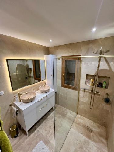 une salle de bain avec deux lavabos et une douche dans l'établissement Charming Provençal Villa with pool and garden, à Mougins