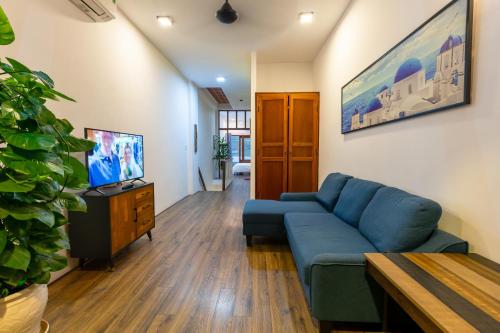 Una televisión o centro de entretenimiento en Song An Home