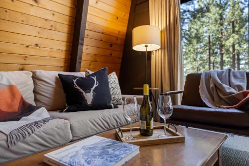 Ein Sitzbereich in der Unterkunft Updated Cabin for 8 Lake View Big Deck Great Location