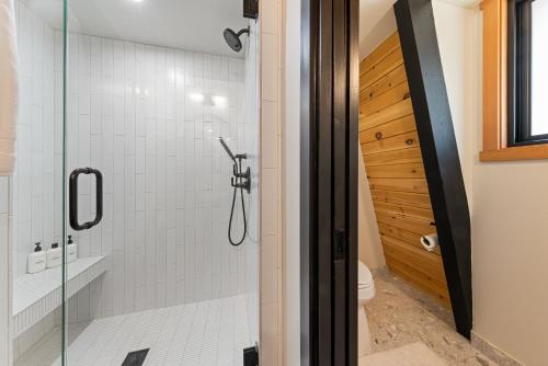 ein Badezimmer mit Dusche mit Glastür in der Unterkunft Updated Cabin for 8 Lake View Big Deck Great Location in Tahoe City
