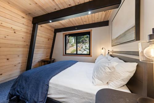 Ein Bett oder Betten in einem Zimmer der Unterkunft Updated Cabin for 8 Lake View Big Deck Great Location