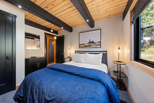 Ein Bett oder Betten in einem Zimmer der Unterkunft Updated Cabin for 8 Lake View Big Deck Great Location