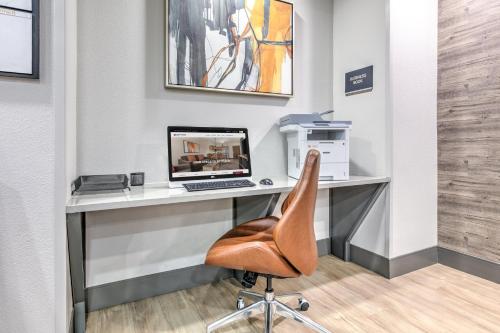 Candlewood Suites Houston I-10 East by IHGにあるテレビまたはエンターテインメントセンター