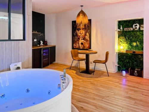 Φωτογραφία από το άλμπουμ του Le Bohème Spa, loveroom à Sète στο Σετ