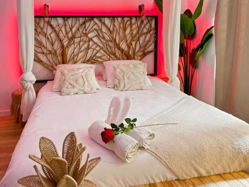 Ένα ή περισσότερα κρεβάτια σε δωμάτιο στο Le Bohème Spa, loveroom à Sète