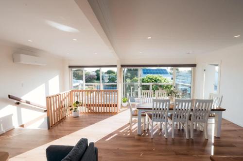 a dining room with a table and chairs at The Boat House Central Location in Goolwa