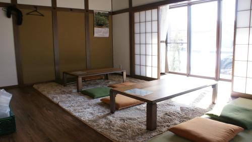 a living room with a coffee table and a rug at ミロクハウス in Daisen