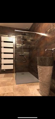 une salle de bain avec douche et lavabo dans l'établissement Bas de villa, à La Seyne-sur-Mer