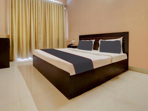 ein Schlafzimmer mit einem großen Bett in einem Zimmer in der Unterkunft Collection O Aqualura Verem Rd in Goa