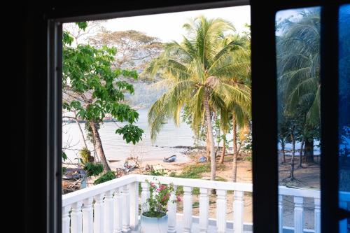 Un balcón o terraza en Lovesick Hostel & Bar Mpai Bay
