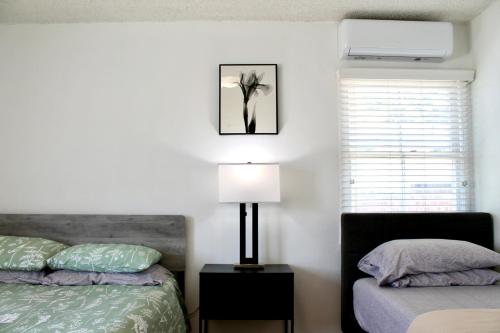 Postel nebo postele na pokoji v ubytování Los Angeles Blue Nest