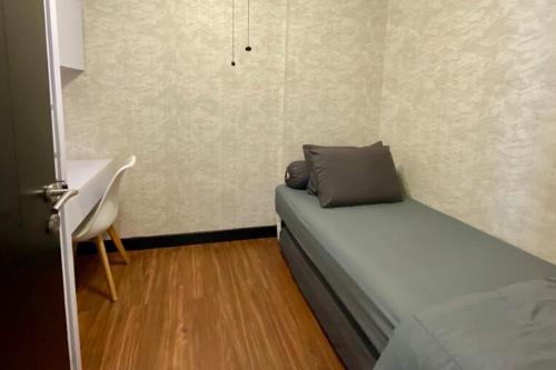 Apt Casablanca East Res 2BR Sofa-bed WiFi and Pool by Damaresaにあるベッド