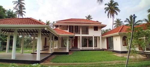 Κήπος έξω από το COCONUT TREE villa