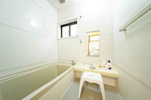 Ένα μπάνιο στο 10 minutes by train to Nagoya Station! Kominka guest house