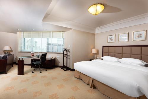 Postel nebo postele na pokoji v ubytování Ramada Plaza Optics Valley Hotel Wuhan (Best of Ramada Worldwide)