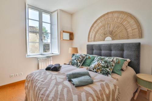 une chambre avec un lit avec des oreillers dessus dans l'établissement Maison du bonheur #Haut de Gamme, à Cognac